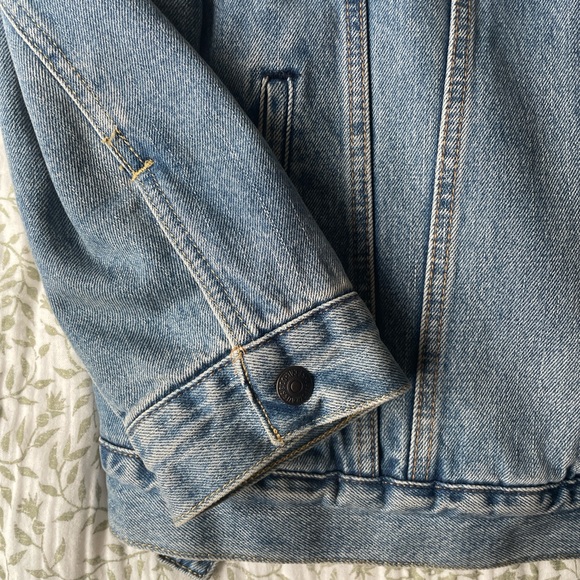 Vintage Levi’s Denim Sherpa Lined Jacket - Picture 4 of 7